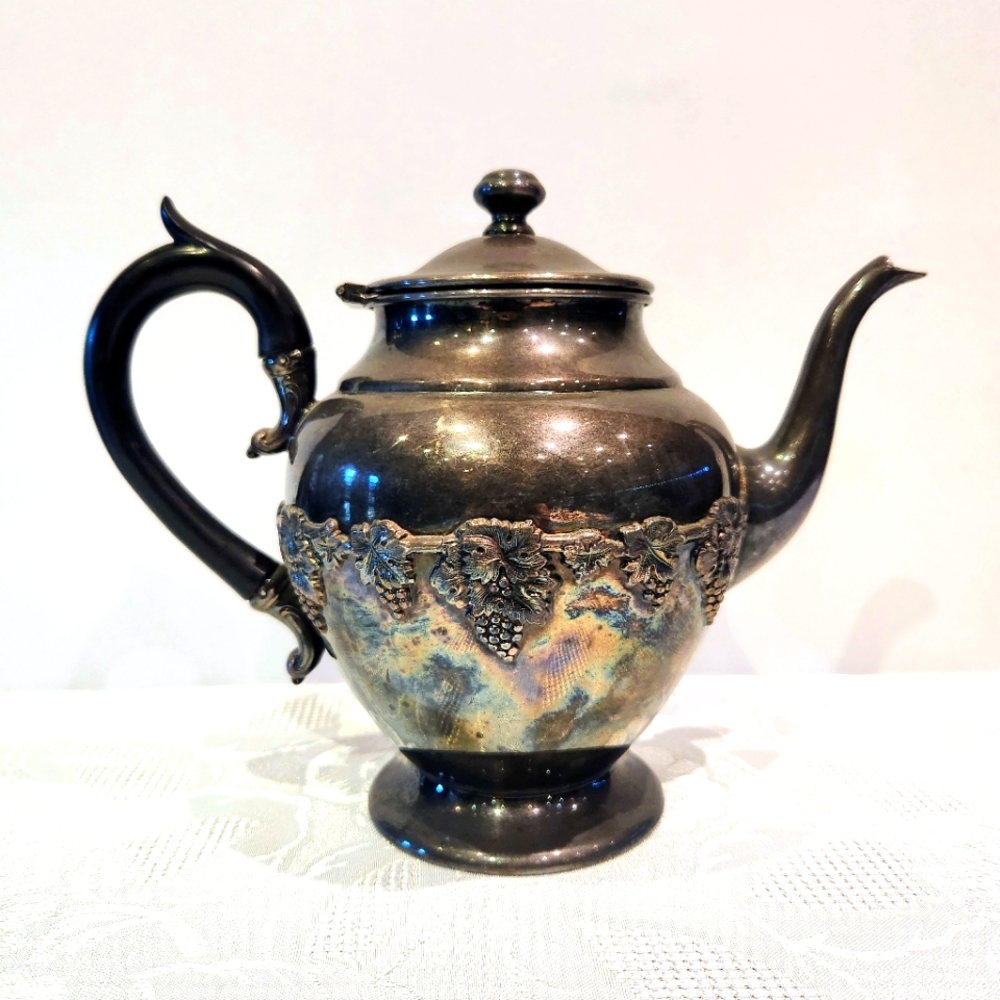 W. Rogers Grape & Vine pattern #1047 silver plated tea pot. W/ bakelite handle